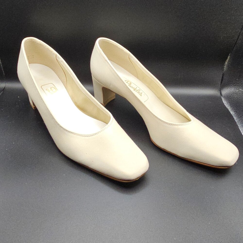 Dyeables Ivory Low-Heel Dress Shoes – Size 7 - Picture 4 of 9